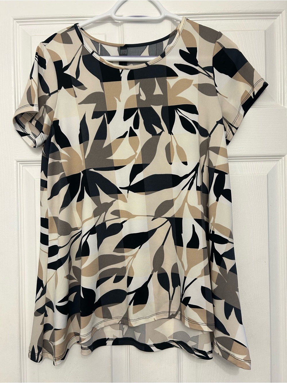 Women’s Short Sleeve Leaf-Print Blouse in Black & Neutral Tones